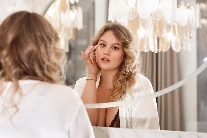 modelka sesja zdjęcie w lustrze